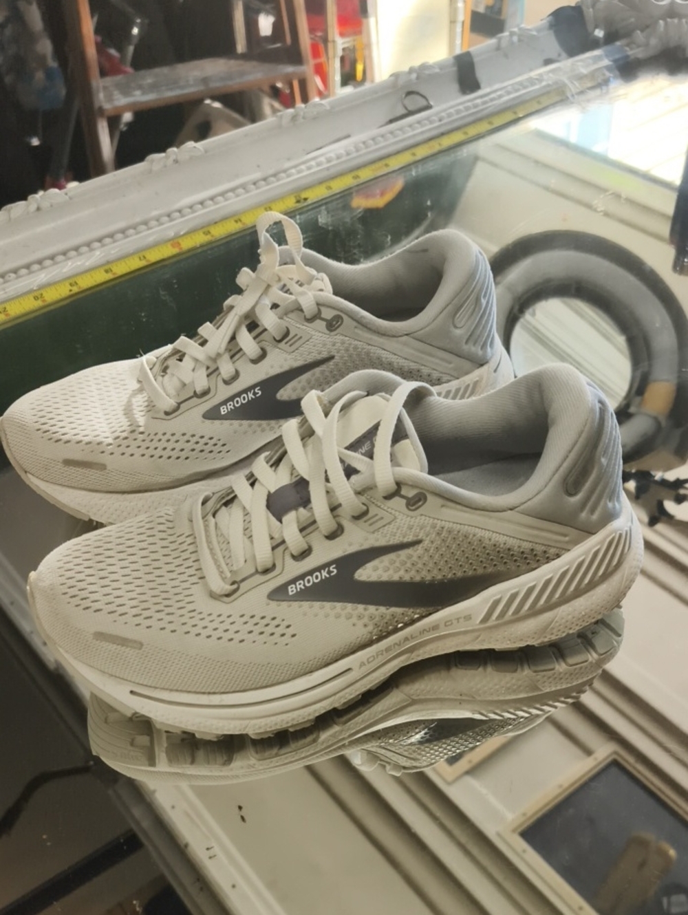Women's 7 light gray and white Brooks Adrenaline GTS 22 Excellent Condition